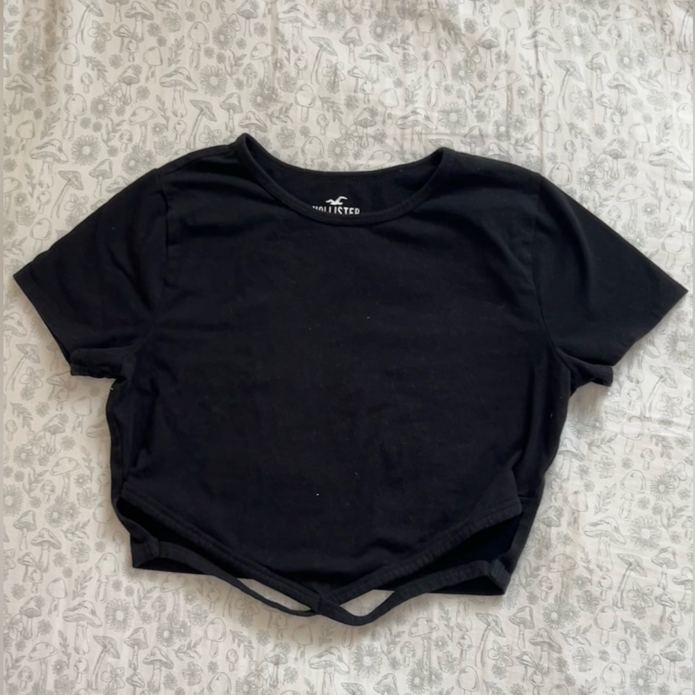 Black Cropped cut out top
Size: Smalll